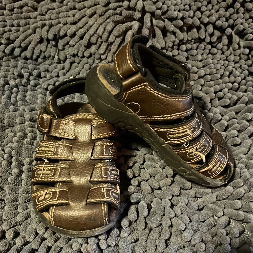 Brown sandals with valcro